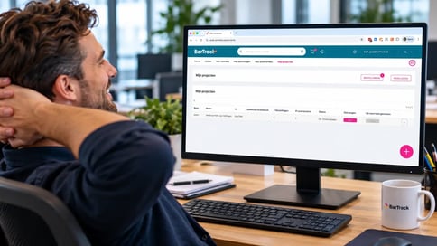 Tevreden medewerker op een projectlocatie waar het materiaal per project is geregeld.
