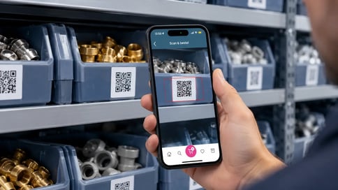 Medewerker scant met een smartphone de QR-code bij een voorraadbak.